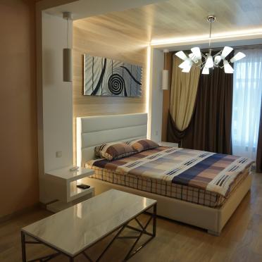 Интерьер гостиной cветильниками над кроватью и с подсветкой  смотреть на Basicdecor