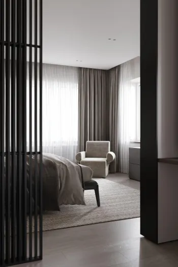 Интерьер спальни с зонированием шторами  смотреть на Basicdecor