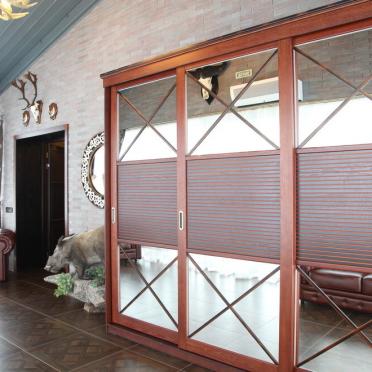 Интерьер с жалюзи и дверными жалюзи в стиле фьюжн смотреть на Basicdecor