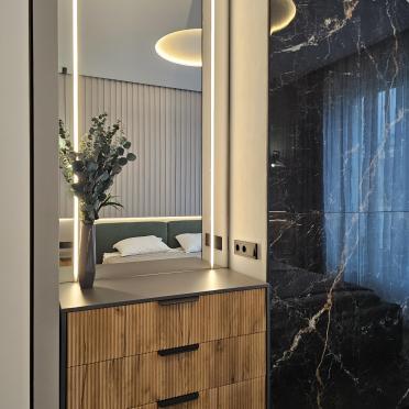Интерьер спальни с зеркалом на двери и с подсветкой  смотреть на Basicdecor