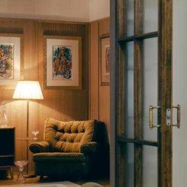Интерьер с дверными жалюзи  смотреть на Basicdecor
