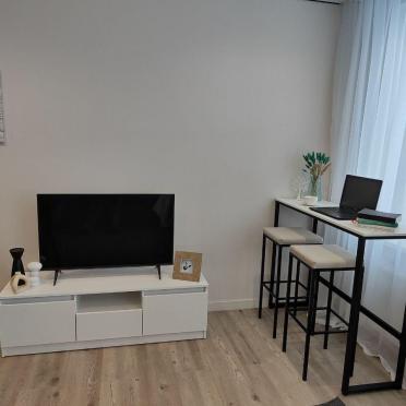 Интерьер с телевизором на стене  смотреть на Basicdecor