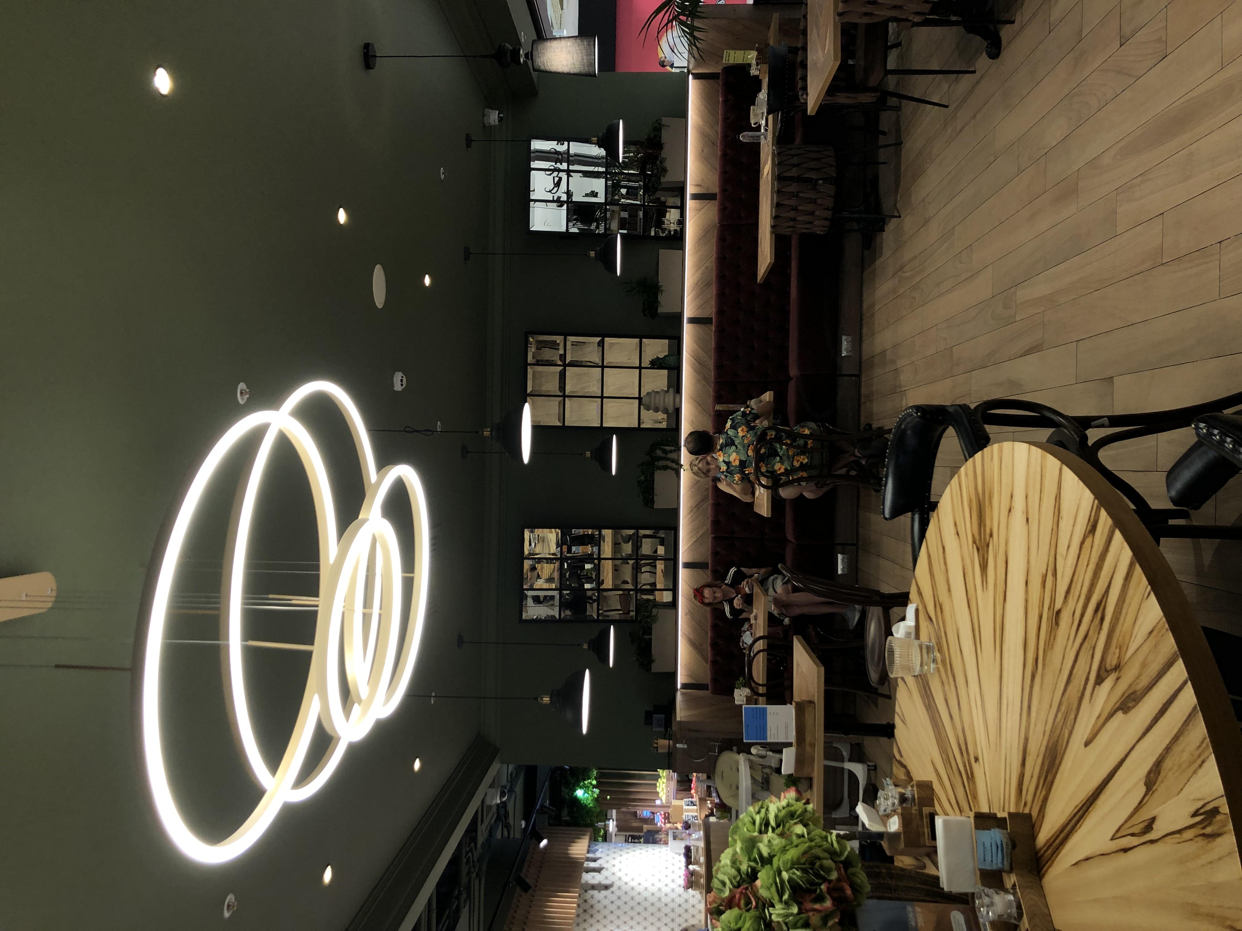 Интерьер кафе и ресторана с подсветкой настенной, подсветкой светодиодной и с подсветкой