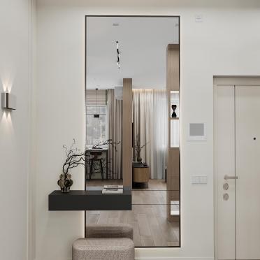 Интерьер прихожей с проходной и зеркалом на двери  смотреть на Basicdecor