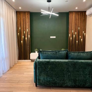 Интерьер гостиной cветильниками над кроватью и с подсветкой  смотреть на Basicdecor