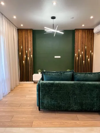 Интерьер гостиной cветильниками над кроватью и с подсветкой  смотреть на Basicdecor