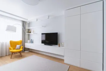 Интерьер гостиной с телевизором на стене  смотреть на Basicdecor