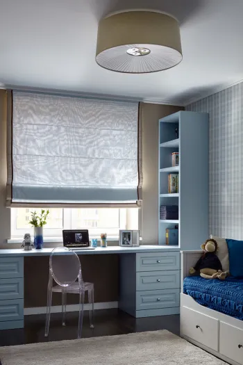 Интерьер детской c рабочим местом и жалюзи  смотреть на Basicdecor