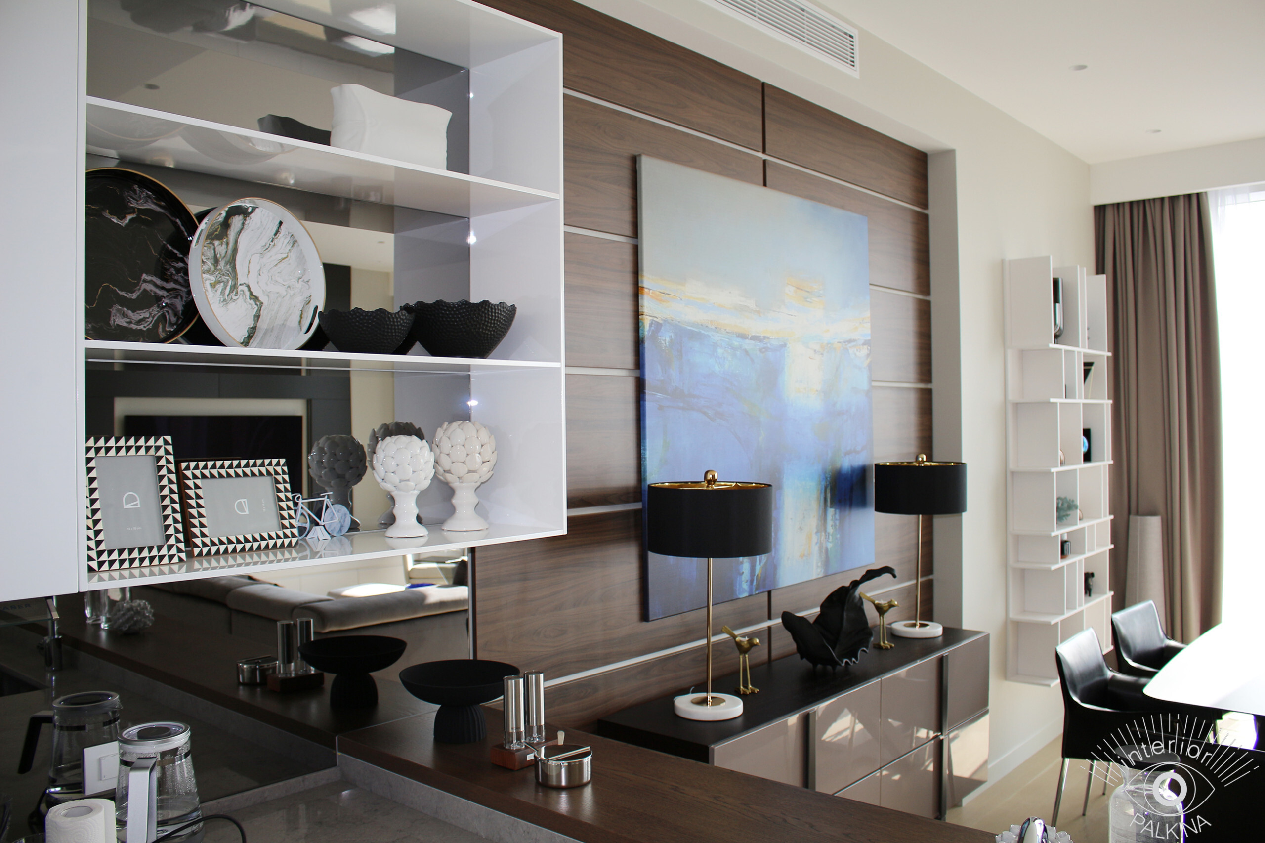 Интерьер кабинета с керамогранитом на стену с телевизором и подсветкой настенной в современном стиле