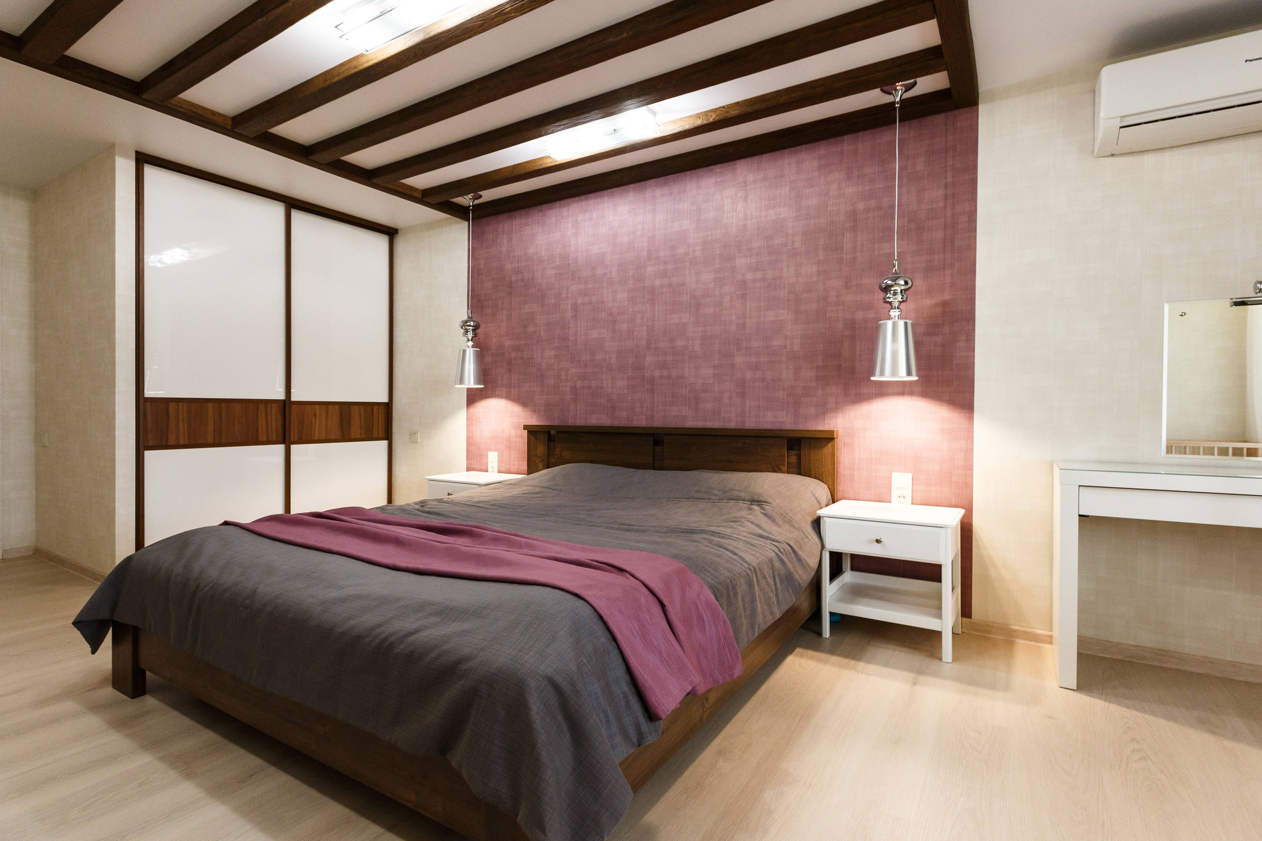 Интерьер спальни с подсветкой настенной в современном стиле