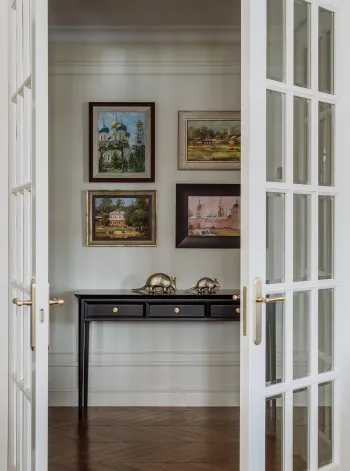 Интерьер коридора с картинами над камином  смотреть на Basicdecor