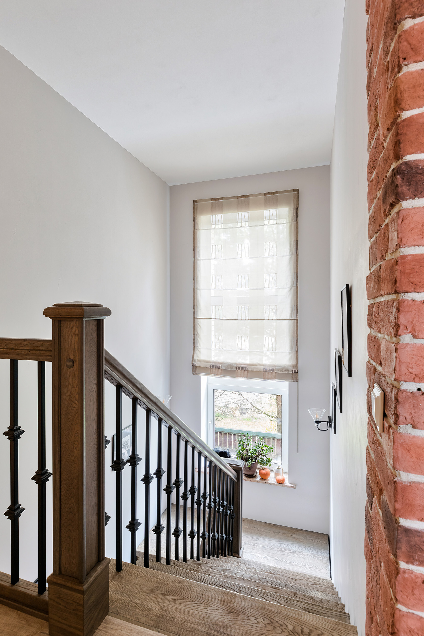 Интерьер коридора с жалюзи, вертикальными жалюзи и дверными жалюзи в классическом стиле