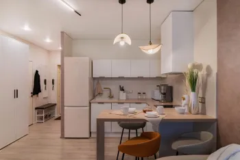 Интерьер кухни cветильниками над столом  смотреть на Basicdecor