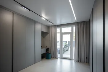 Интерьер спальни cветовыми линиями и с подсветкой  смотреть на Basicdecor