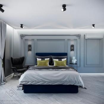 Интерьер спальни cветовыми линиями и светильниками над кроватью в неоклассике