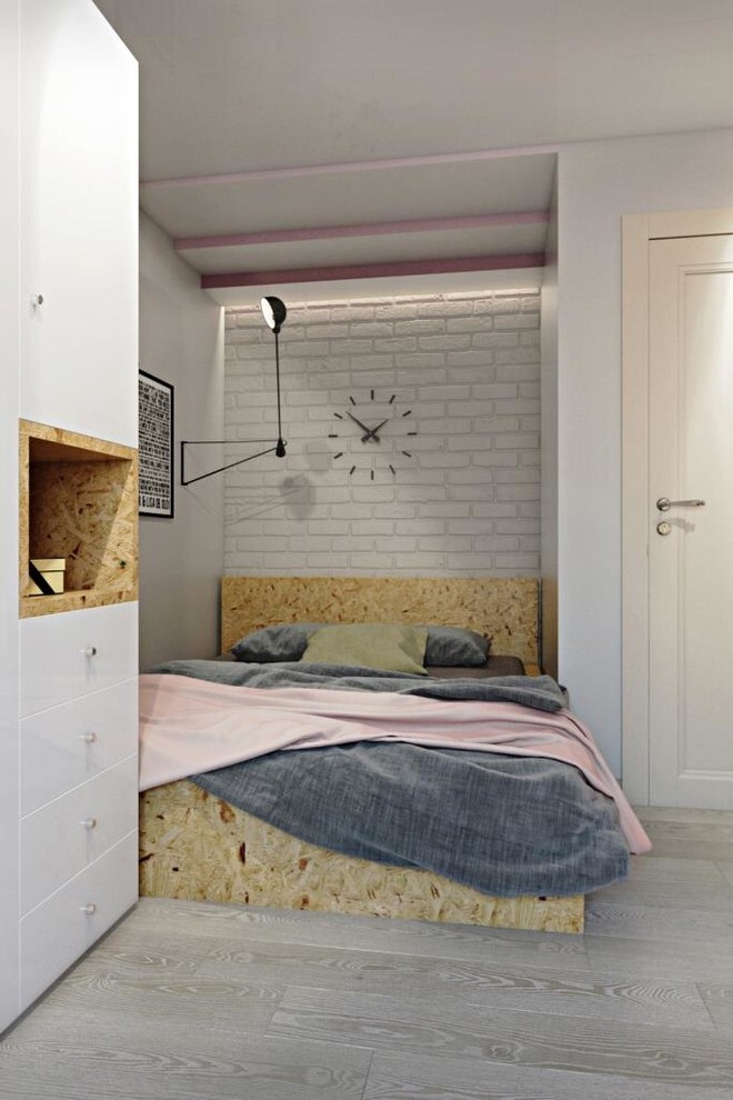 Интерьер спальни с кроватью в нише, кроватью у двери, бра над кроватью и светильниками над кроватью в современном стиле и в стиле лофт