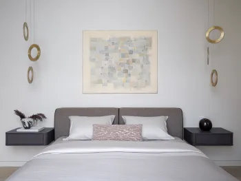 Интерьер спальни с картинами над камином  смотреть на Basicdecor