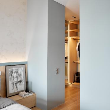 Интерьер гардеробной с шкафом у кровати  смотреть на Basicdecor
