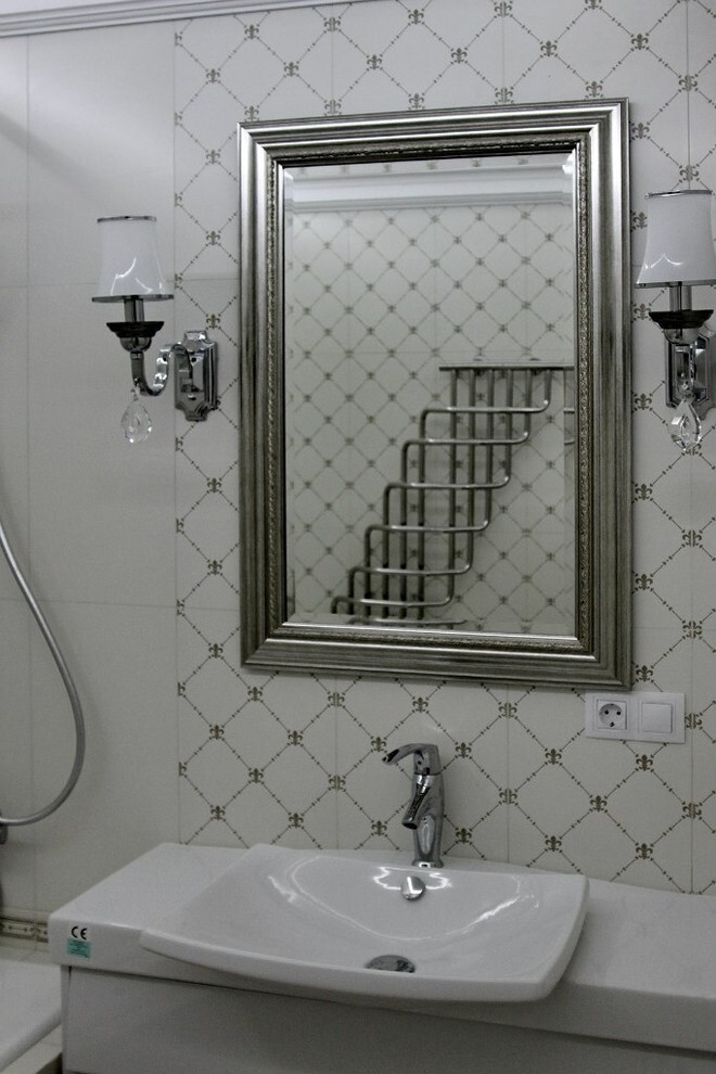 Интерьер ванной с зеркалом на двери в неоклассике