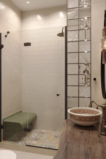 Интерьер ванной с душевой из плитки  смотреть на Basicdecor