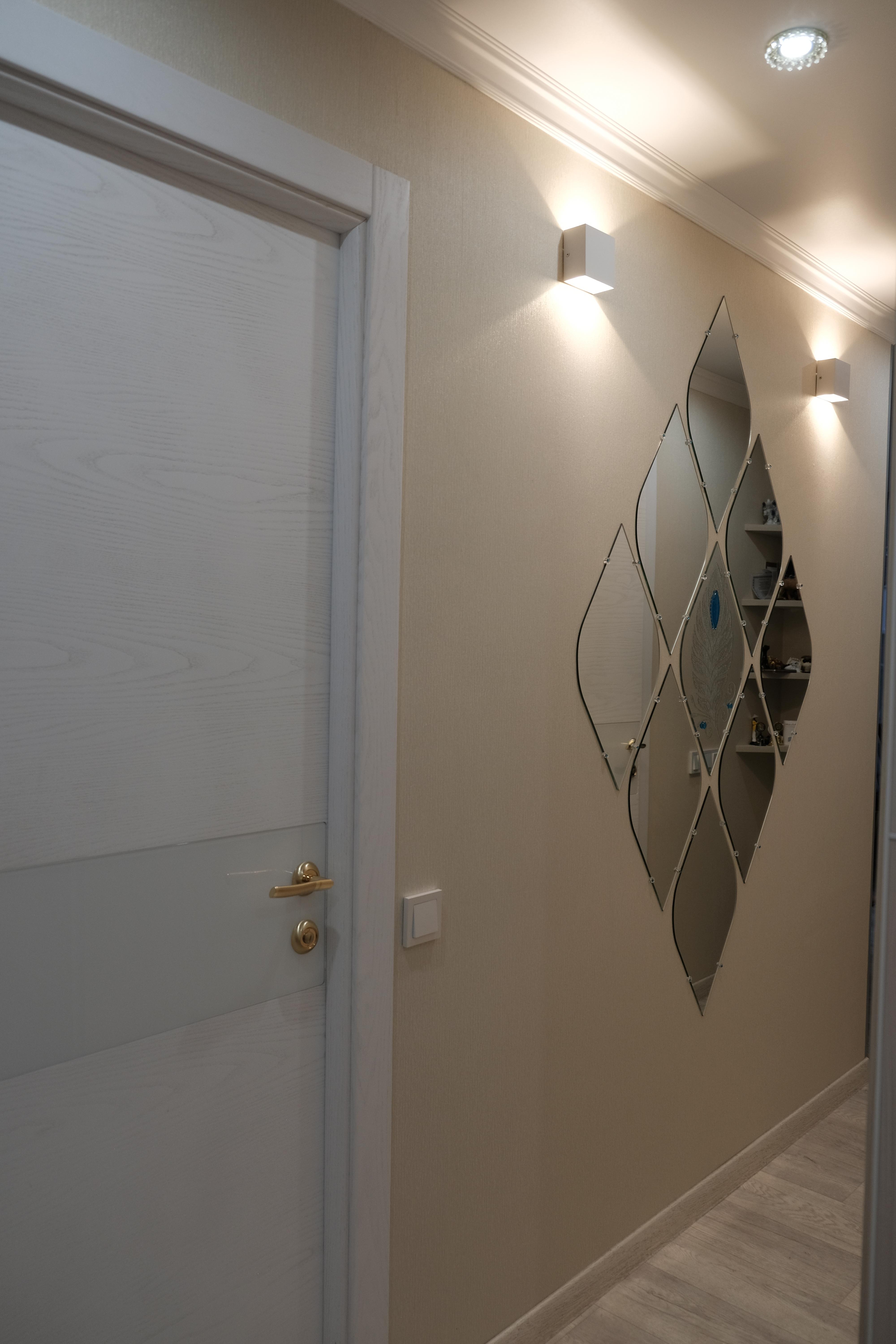Интерьер коридора с проходной, зеркалом на двери, подсветкой настенной и подсветкой светодиодной