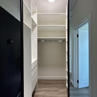 Интерьер гардеробной с кладовкой  смотреть на Basicdecor