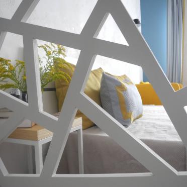 Интерьер спальни с кроватью в нише в скандинавском стиле смотреть на Basicdecor