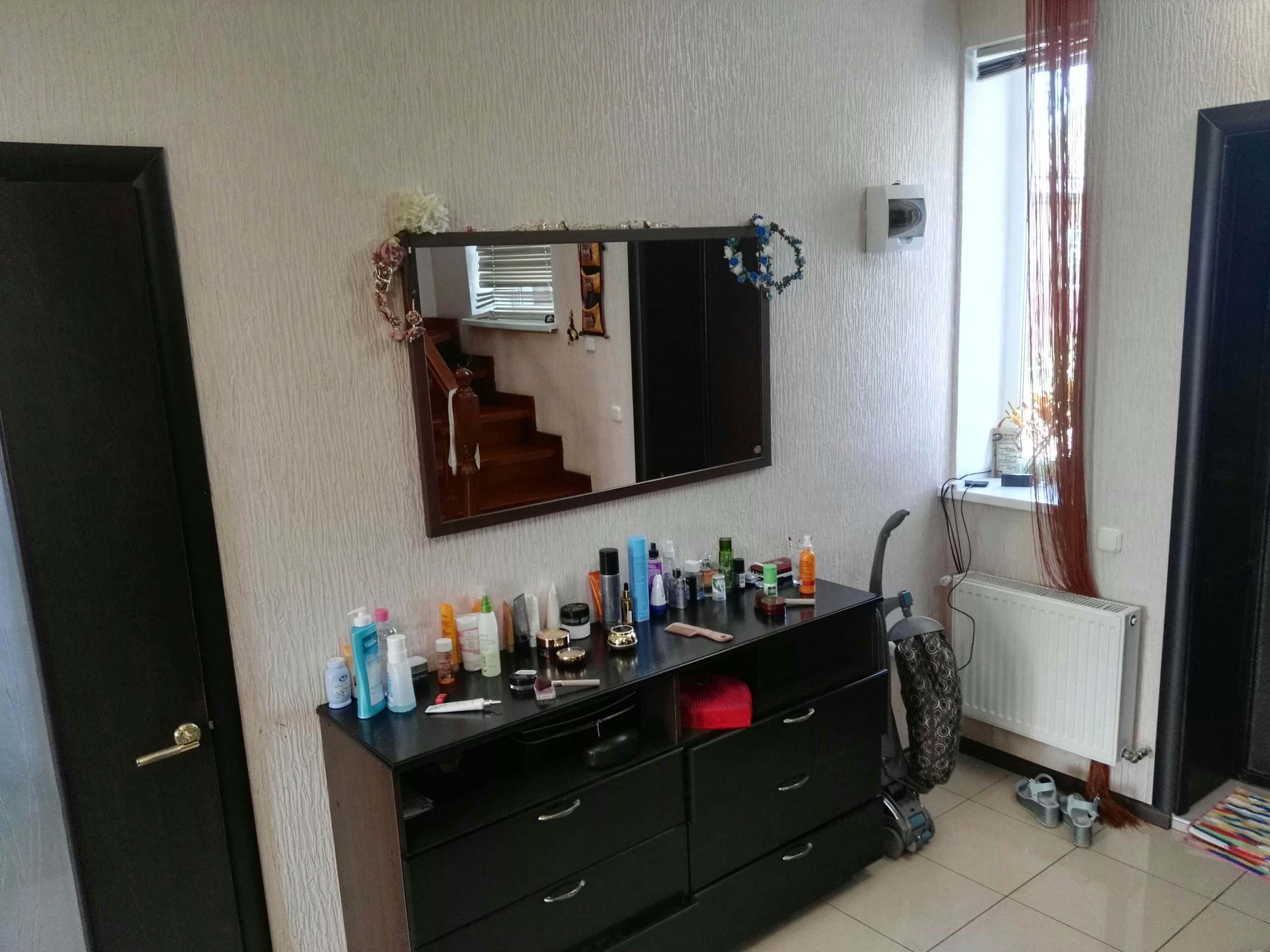 Интерьер ванной с зеркалом на двери в современном стиле