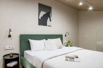 Интерьер спальни cветильниками над кроватью  смотреть на Basicdecor