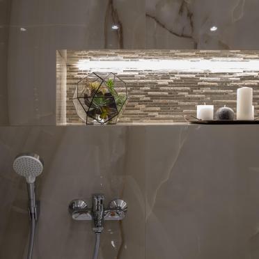 Интерьер ванной с душевой из плитки и нишей из плитки  смотреть на Basicdecor