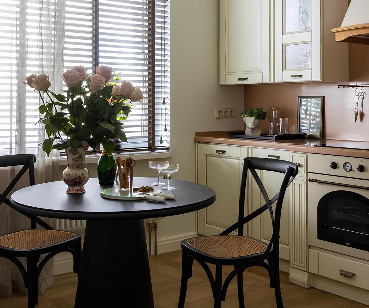 Компактная кухня в стиле прованс с обеденной зоной у окна