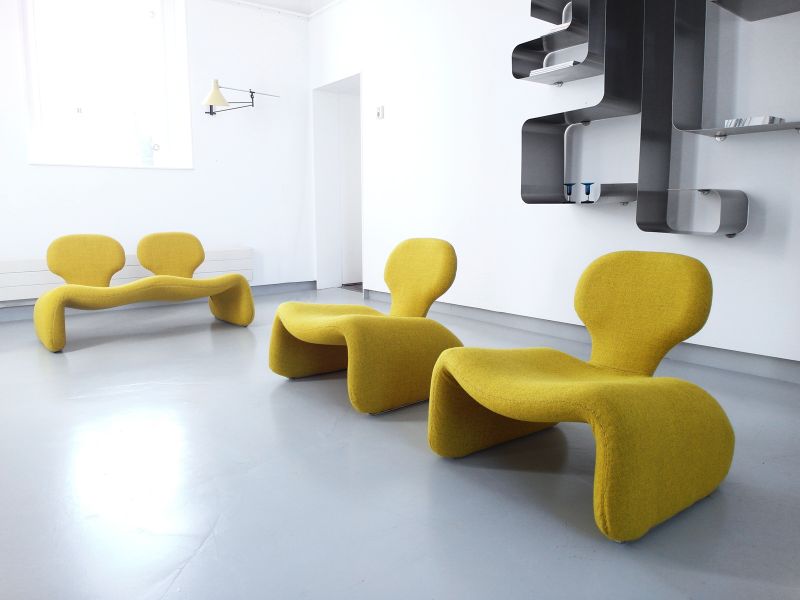 Яркие цвета обивки выделяют стулья на фоне белых стен Djinn от Оливера Моргью