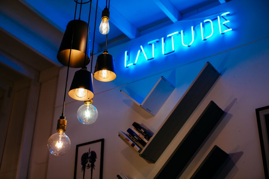 Полки и светильники мебельного бренда Latitude