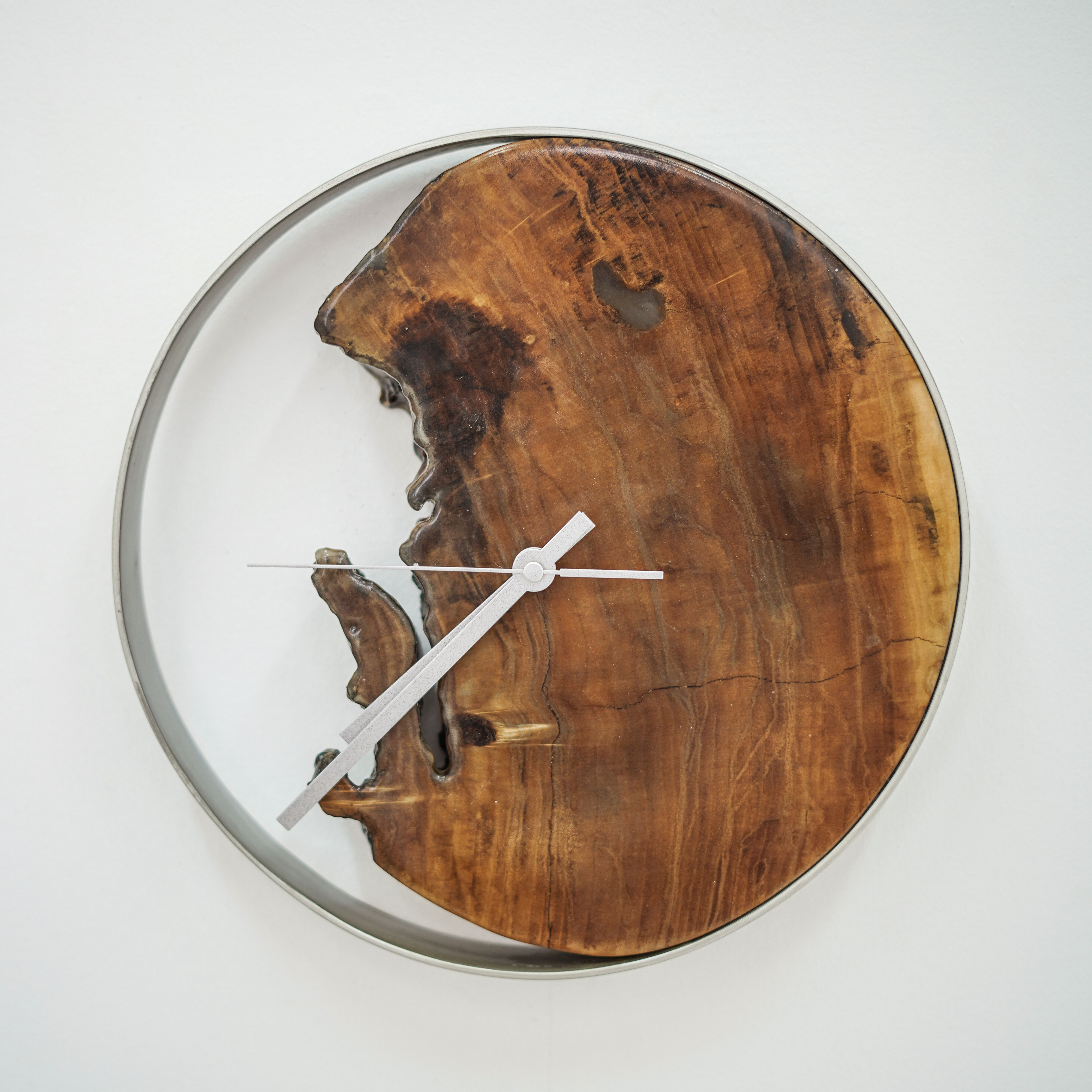 Часы из дерева и смолы