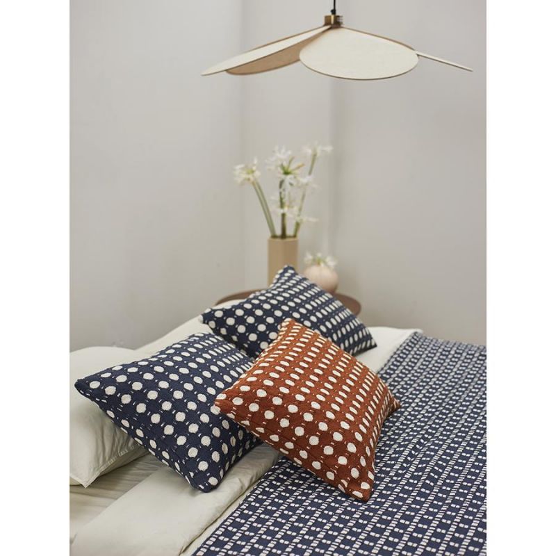 Чехол на подушку из хлопка polka dots темно-синего цвета из коллекции essential, 40x60 см Tkano BD-3042956 фото 4