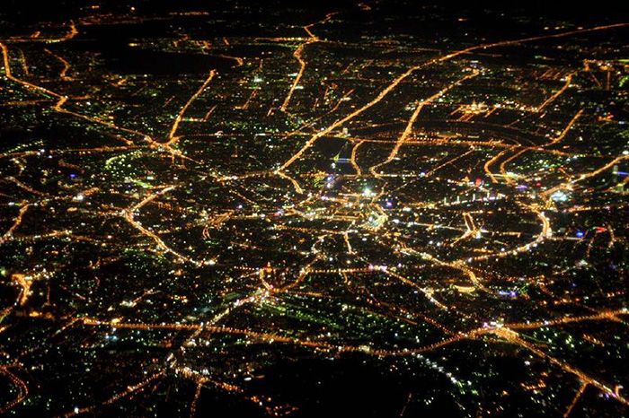 Ночной город в сиянии света от архитектурной подсветки